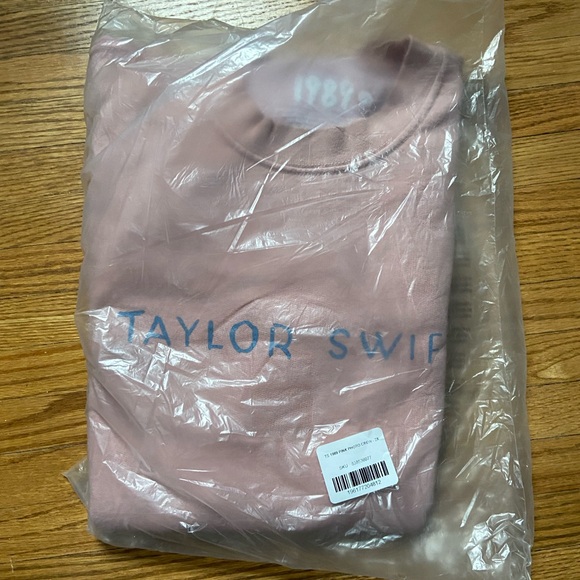 Pink Crewneck 1989 “Taylor’s Version” - Picture 2 of 2